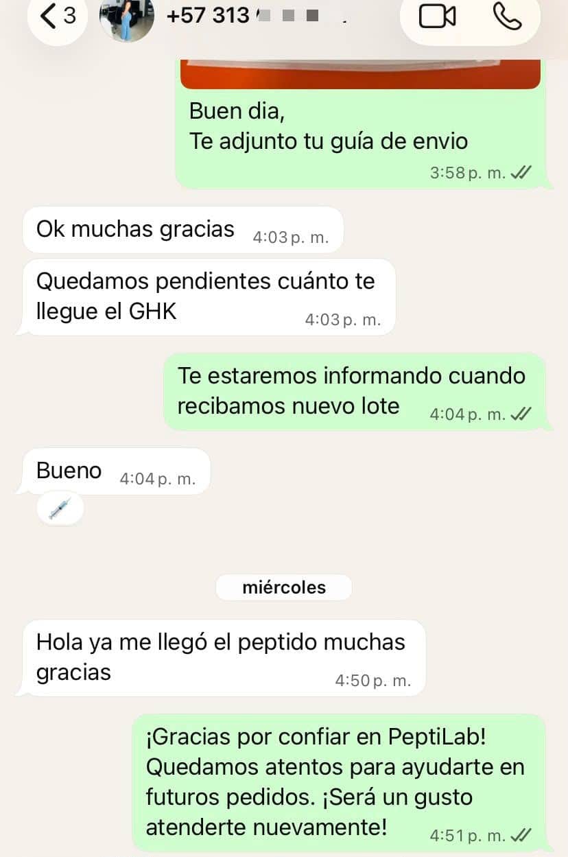 Captura anonimizada de WhatsApp con guía de envío y confirmación de entrega del pedido.