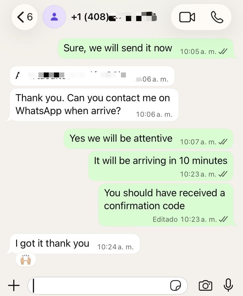 Captura anonimizada de WhatsApp con conversación de seguimiento en inglés.