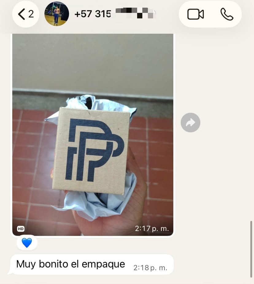Captura anonimizada de WhatsApp donde el cliente muestra el empaque de Peptilab y comenta el cuidado del paquete.
