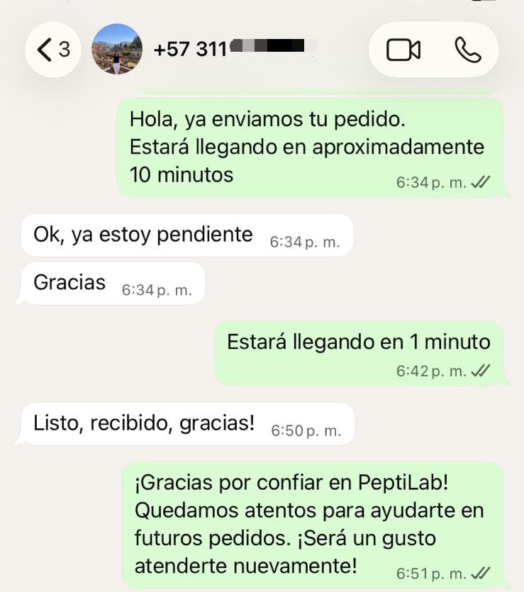 Captura anonimizada de WhatsApp con aviso de llegada en minutos y confirmación de recepción.