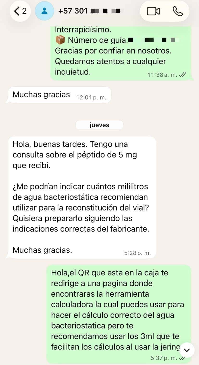 Captura anonimizada de WhatsApp con guía de envío y agradecimiento del cliente.