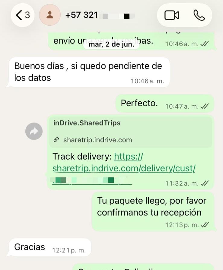 Captura anonimizada de WhatsApp con link de rastreo y confirmación de recepción del paquete.